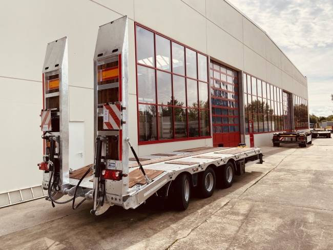 Möslein TT 31 31 t GG Tridem- Tieflader 3 Achs, gelenkt
Neufahrzeug