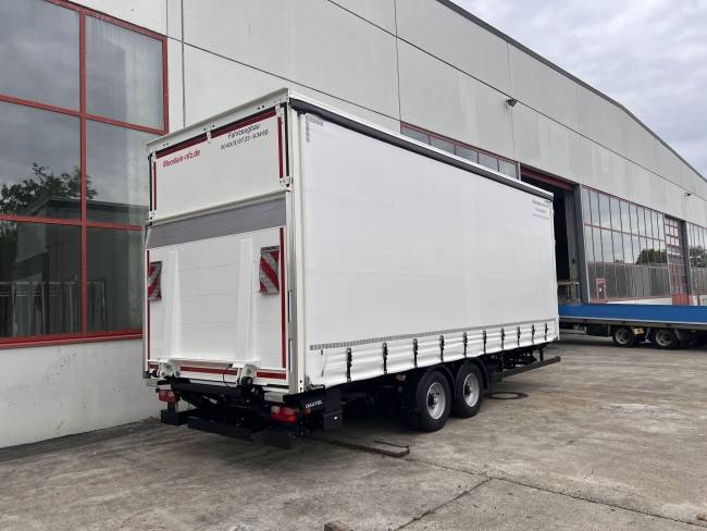 Möslein TPS 105 D-L Planenanhänger, Ladebordwand + Durchladbar neuwertig