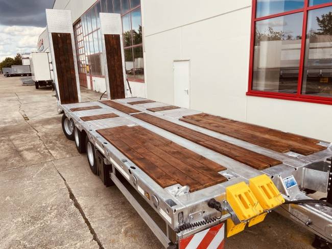 Möslein TT 31 31 t Tridem- Tieflader 3 Achs, 8 m Ladefläche
Neufahrzeug