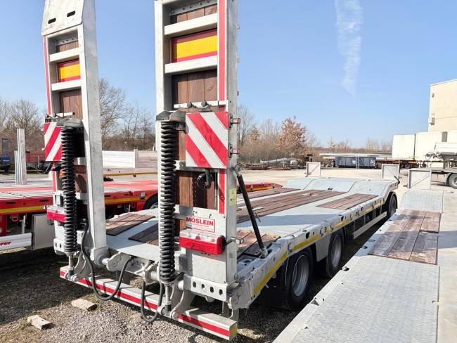 Möslein TA3 Schwebheim 3 Achs Tiefladeranhänger, neuwertig
Gesamtlänge ca. 9,95 m