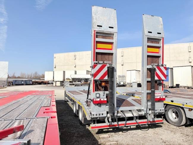 Möslein TA3 Schwebheim 3 Achs Tiefladeranhänger, neuwertig
Gesamtlänge ca. 9,95 m