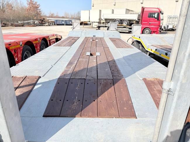 Möslein TA3 Schwebheim 3 Achs Tiefladeranhänger, neuwertig
Gesamtlänge ca. 9,95 m