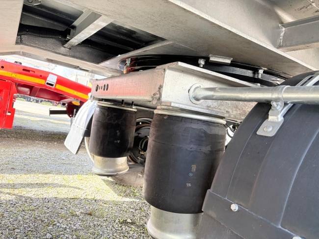 Möslein TA3 Schwebheim 3 Achs Tiefladeranhänger, neuwertig
Gesamtlänge ca. 9,95 m