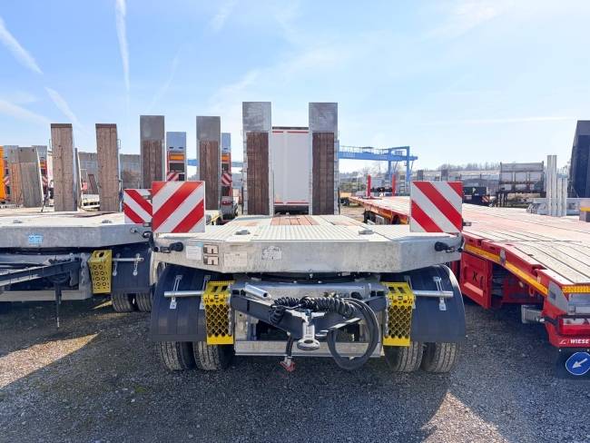 Möslein TA3 Schwebheim 3 Achs Tiefladeranhänger, neuwertig
Gesamtlänge ca. 9,95 m