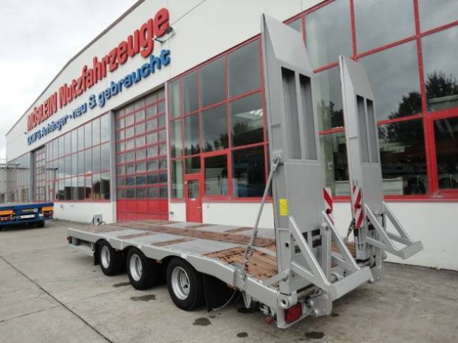 Möslein TT 31 31 t GG Tridem- Tieflader 3 Achs
Neufahrzeug