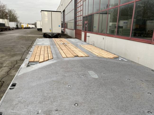 Möslein T 3-8,20 P OR 3 Achs Tieflader gerader Ladefläche 8,10 m,
Neufahrzeug