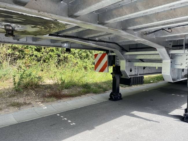 Möslein ST 3-Plato 9,4 3 Achs Satteltieflader Plato 45 t GG
für Fertigteile, Baumaschinen oder Container