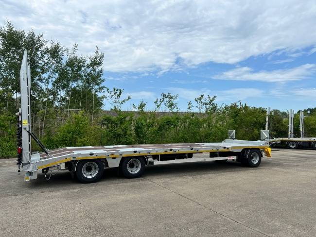 Möslein T 3-9,20 F 3 Achs Tieflader mit gerader Ladefläche 9 m, Neufahrzeug