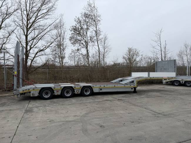 Möslein ST 3 3 Achs Satteltieflader neu